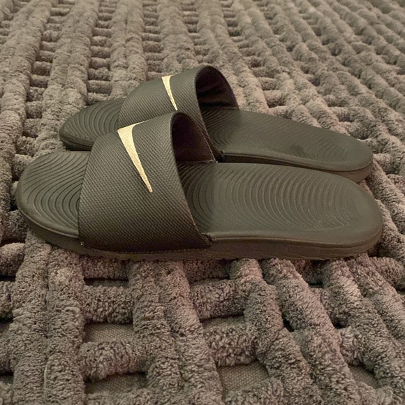 Boys Nike slides - Picture 2 of 4